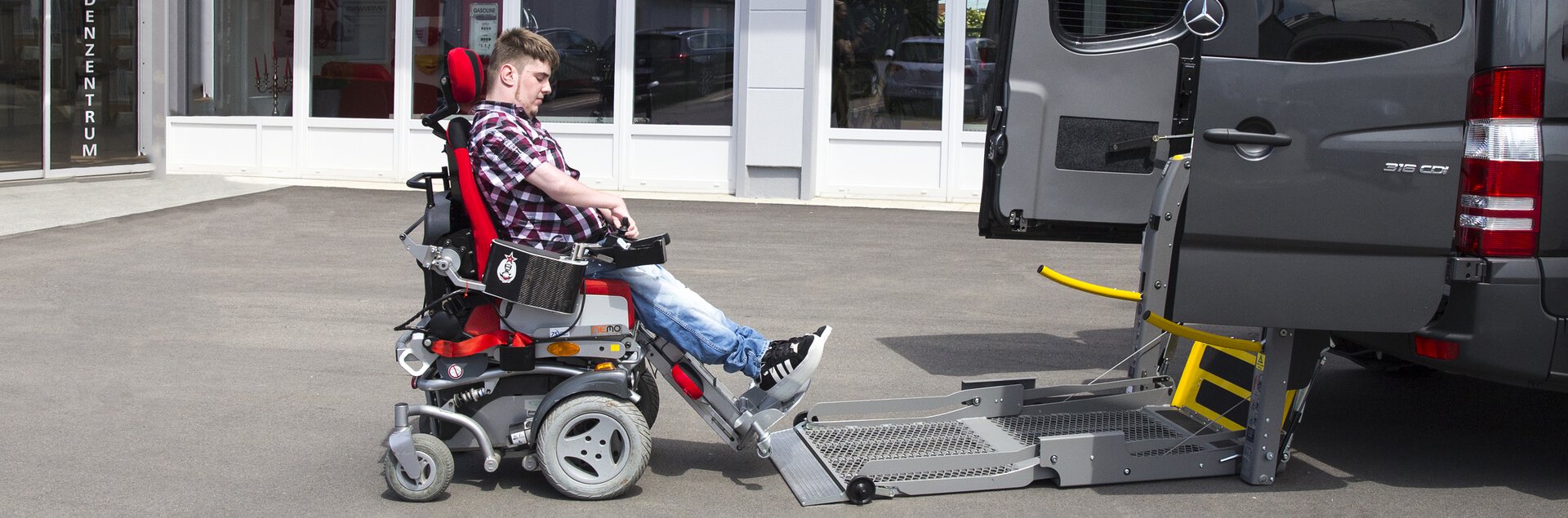 Sonderanfertigung: Ladehilfe, um Rollstuhl im Auto zu transportieren | © Pohlig GmbH